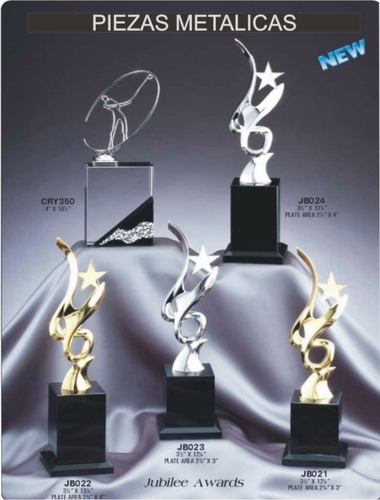 Finas piezas de metal con base de marmól