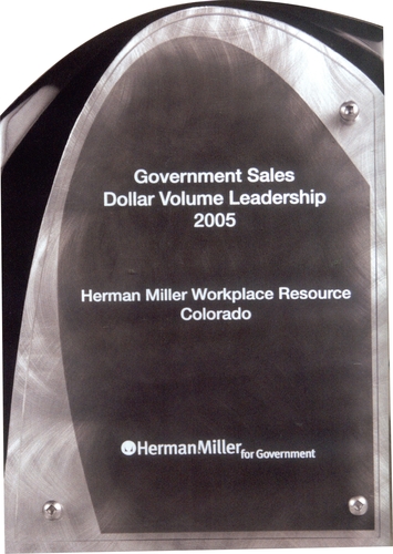 PLACA MADERA CON VIDRIO GRABADO